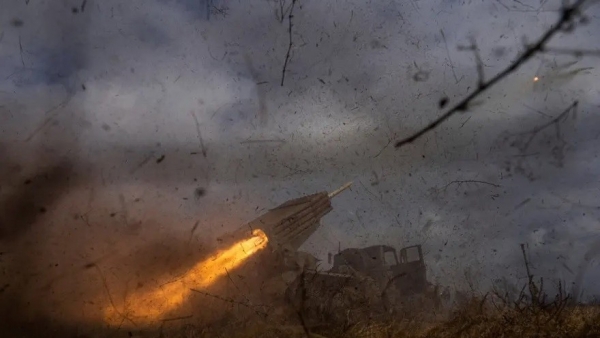 Ảnh ấn tượng tuần (6-12/3): Ukraine bắn ‘cơn mưa đá lửa’ BM-21 Grad, Bộ trưởng Quốc phòng Nga bất ngờ thị sát Mariupol, Công nương Anh tập trận