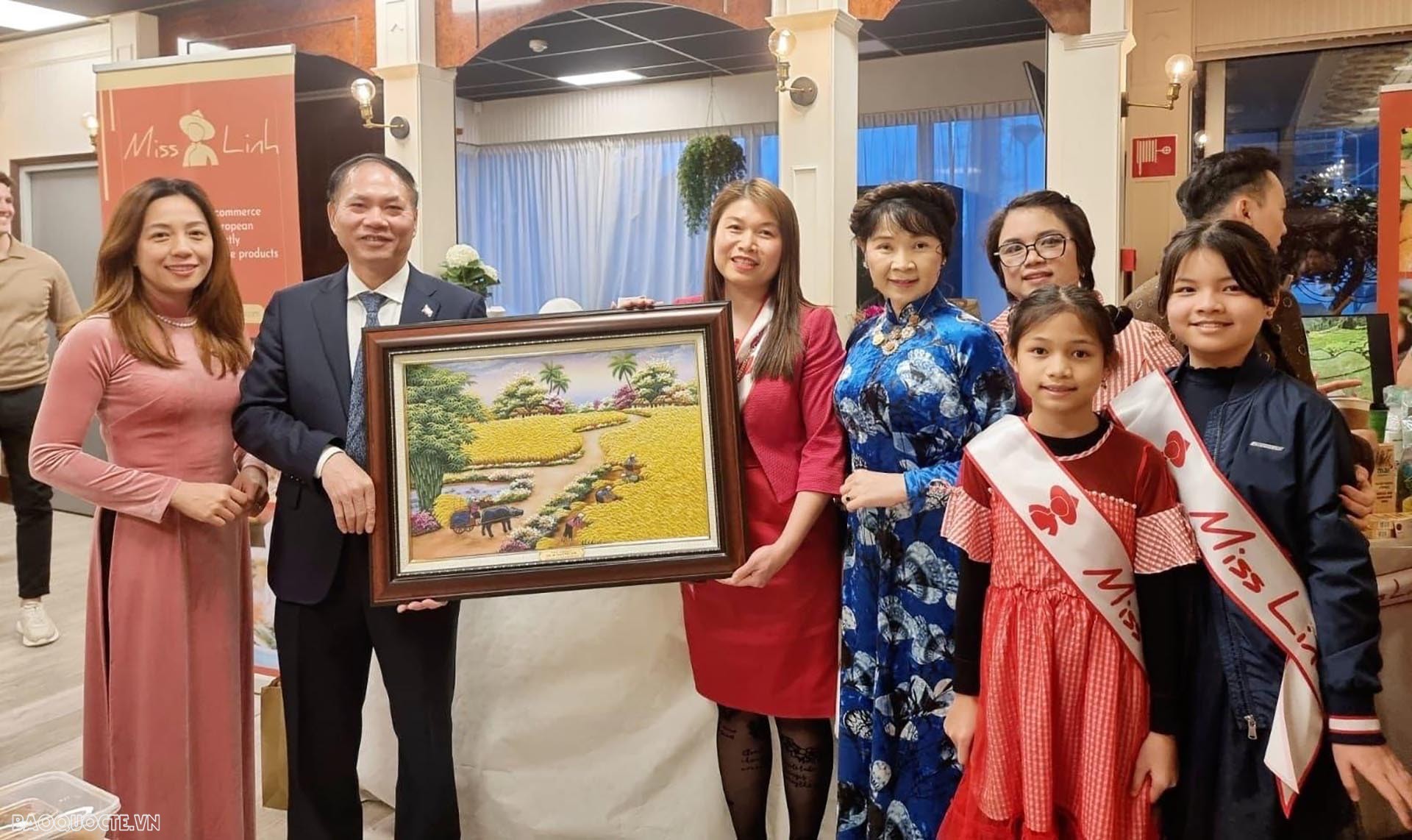 Đại sứ Phạm Việt Anh tặng Liên hiệp Phụ nữ Việt Nam-Hà Lan một bức tranh đá quý mang hình ảnh đặc trưng của đồng quê Việt Nam.