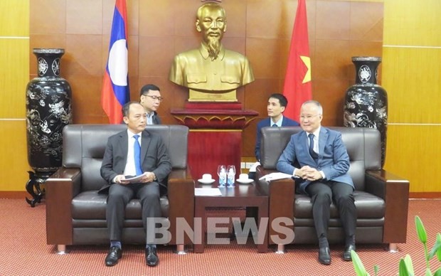 Vietnam shares experience in solving economic difficulties with Laos