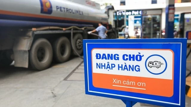 Giá xăng dầu hôm nay 31/10: Chiều nay, trong nước sẽ giảm 300-400 đồng/lít