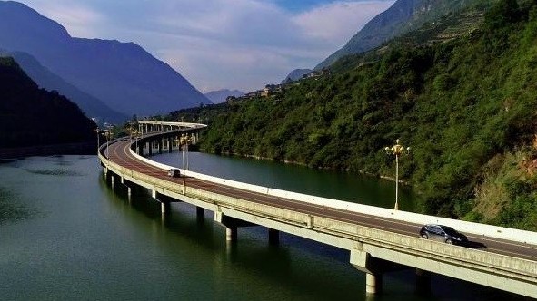 Trung Quốc: Xa lộ chạy giữa dòng sông hút khách du lịch trải nghiệm