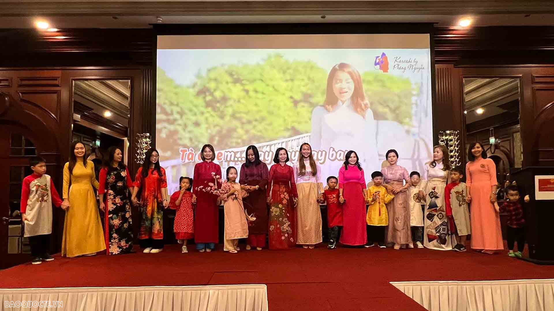 Kiều bào trình diễn áo dài truyền thống Việt Nam trong chương trình “Duyên dáng áo dài người Việt tại UAE”.