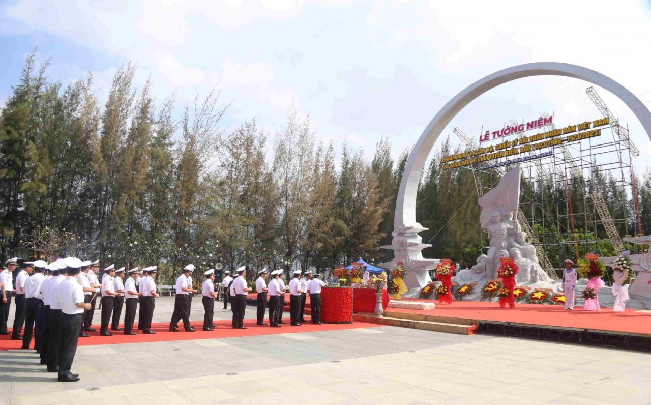Các đại biểu thắp hương tưởng niệm 64 cán bộ, chiến sĩ Hải quân nhân dân Việt Nam trước cụm tượng đài “Những người nằm lại phía chân trời”. (Nguồn: TTXVN)
