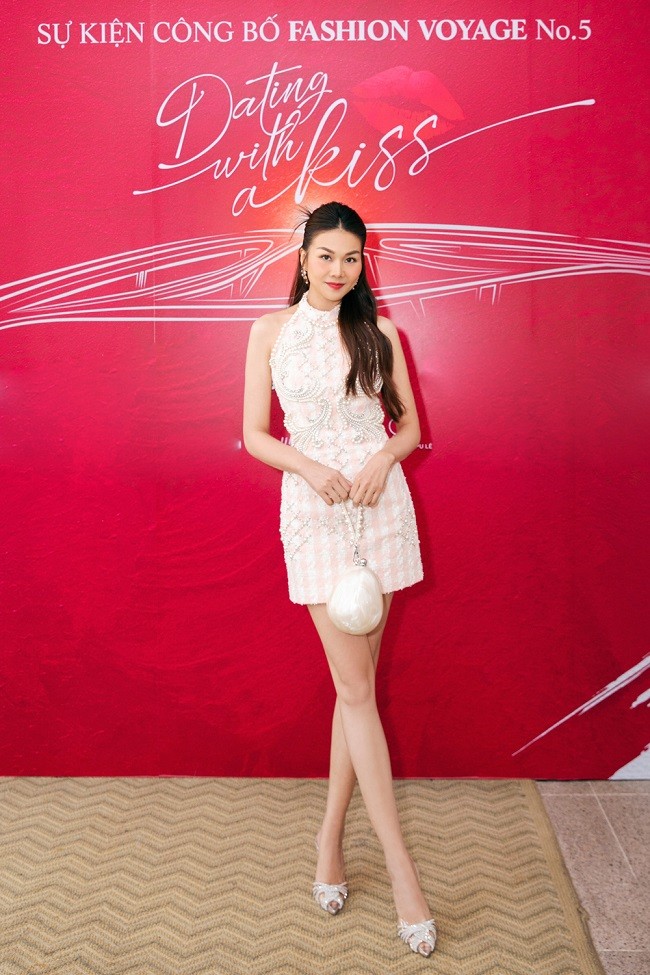 Siêu mẫu Thanh Hằng là gương mặt gắn bó với Fashion Voyage từ show thời trang đầu tiên, diễn ra tại Đà Nẵng hồi tháng 7/2018. Sau 5 năm, cô vẫn được chọn là biểu tượng thời trang của chuyến viễn du do đạo diễn Long Kan khởi xướng. Trên thảm đỏ, người đẹp mặc đầm Balmain tôn đôi chân 1,12 m gợi cảm. Siêu mẫu Thanh Hằng là gương mặt gắn bó với Fashion Voyage từ show thời trang đầu tiên, diễn ra tại Đà Nẵng hồi tháng 7/2018. Sau 5 năm, cô vẫn được chọn là biểu tượng thời trang của chuyến viễn du do đạo diễn Long Kan khởi xướng. Trên thảm đỏ, người đẹp mặc đầm Balmain tôn đôi chân 1,12 m gợi cảm.