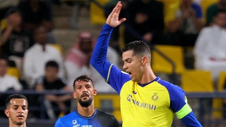 Nổi nóng, phản ứng trọng tài, Ronaldo nhận thẻ vàng đầu tiên trong màu áo Al Nassr