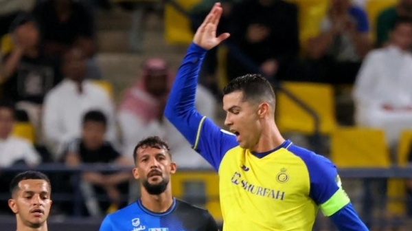 Nổi nóng, phản ứng trọng tài, Ronaldo nhận thẻ vàng đầu tiên trong màu áo  Al Nassr