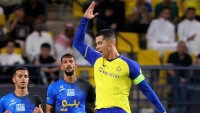 Nổi nóng, phản ứng trọng tài, Ronaldo nhận thẻ vàng đầu tiên trong màu áo Al Nassr