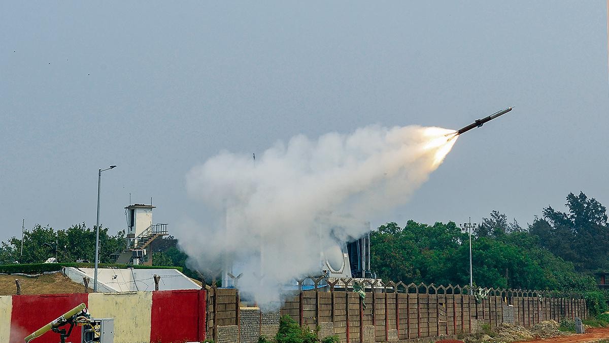 Tổ chức Nghiên cứu và Phát triển Quốc phòng đã tiến hành hai cuộc thử nghiệm thành công liên tiếp của tên lửa Hệ thống Phòng không Tầm ngắn (VSHORADS) tại Trường thử nghiệm Tích hợp, Chandipur ngoài khơi bờ biển Odisha, vào Thứ Ba, ngày 14 tháng 3 năm 2023. | Tín dụng hình ảnh: PTI