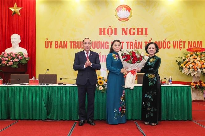 Thường trực Ban Bí thư, Trưởng ban Tổ chức Trung ương Trương Thị Mai (phải) chúc mừng bà Nguyễn Thị Thu Hà và ông Hoàng Công Thủy. (Nguồn: TTXVN)