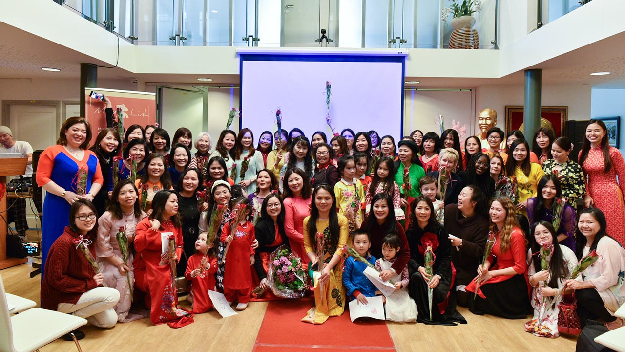 Hội Người Việt và Hội Phụ nữ Việt Nam tại Hà Lan tổ chức tôn vinh vai trò của phụ nữ trong gia đình