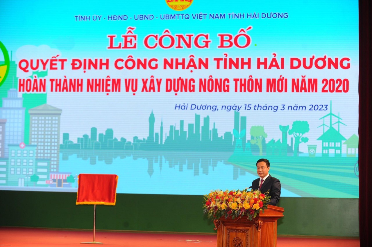 Chủ tịch UBND tỉnh Hải Dương Triệu Thế Hùng báo cáo về kết quả thực hiện Chương trình mục tiêu quốc gia xây dựng nông thôn mới của tỉnh.
