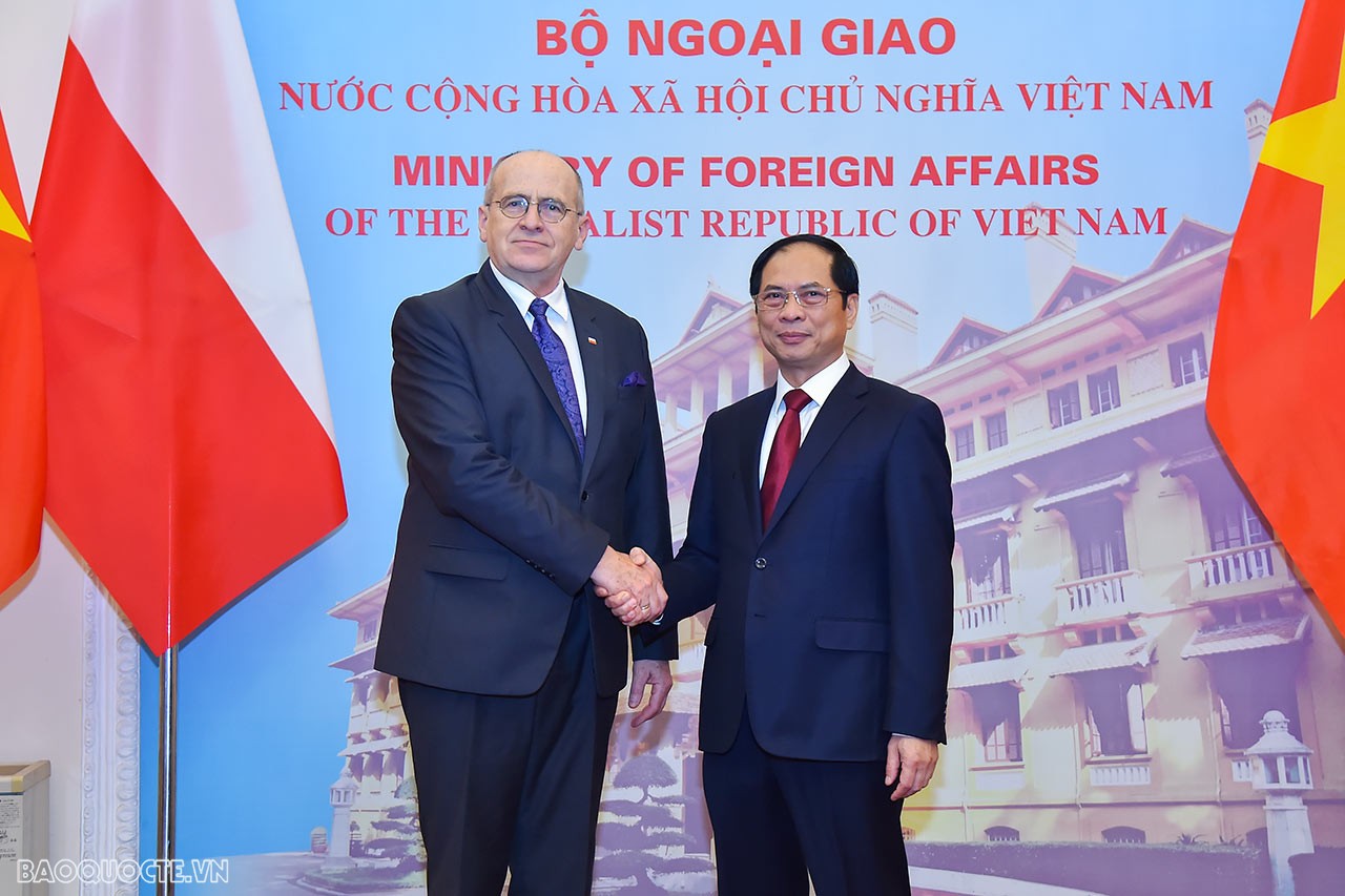 Vì vậy, việc Bộ trưởng Zbigniew Rau thăm chính thức Việt Nam được kỳ vọng sẽ góp phần tăng cường hợp tác song phương trên nhiều lĩnh vực, bao gồm cả chính trị, kinh tế, giáo dục, văn hóa và nhiều lĩnh vực khác.