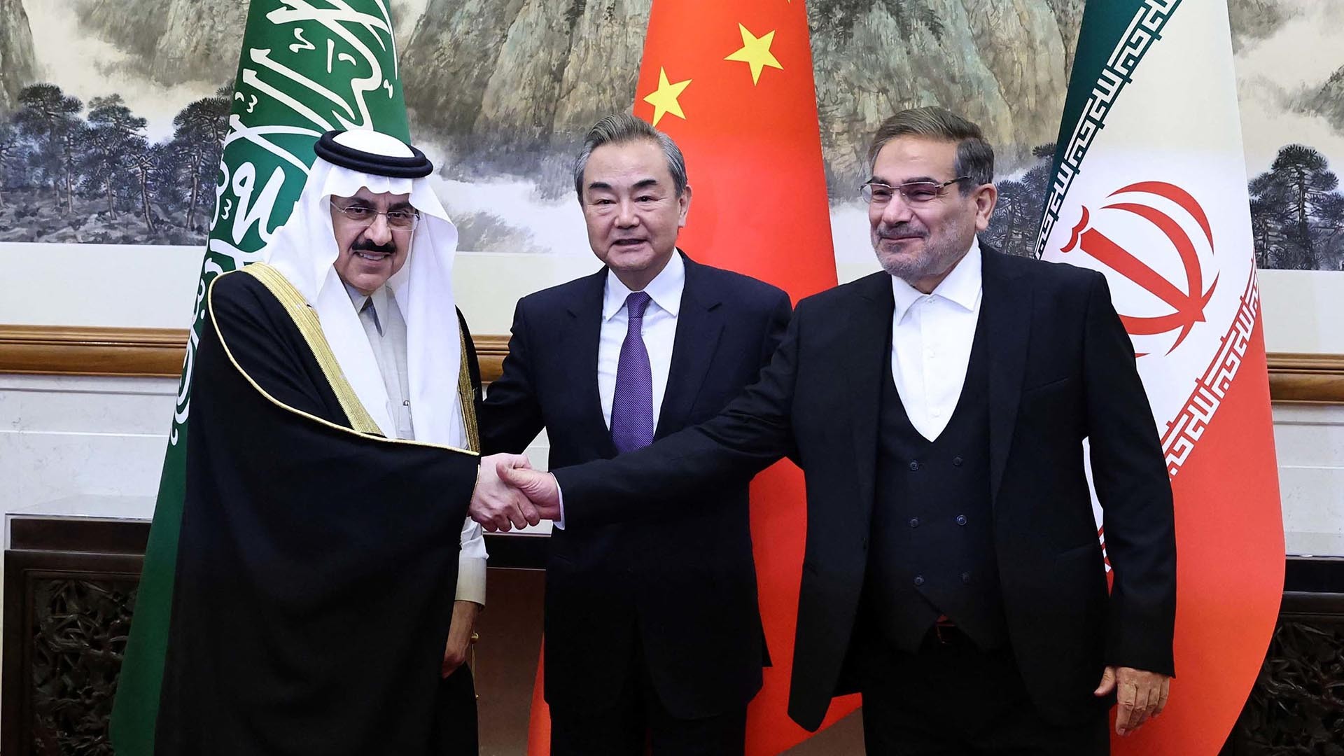 Chủ nhiệm Văn phòng Ủy ban Công tác Đối ngoại Trung ương Đảng Cộng sản Trung Quốc Vương Nghị cùng Thư ký Hội đồng An ninh quốc gia tối cao Iran Ali Shamkhani và Cố vấn An ninh quốc gia Saudi Arabia Musaad bin Mohammed tại buổi đàm phán về thỏa thuận, ngày 10/3. (Nguồn: Reuters)