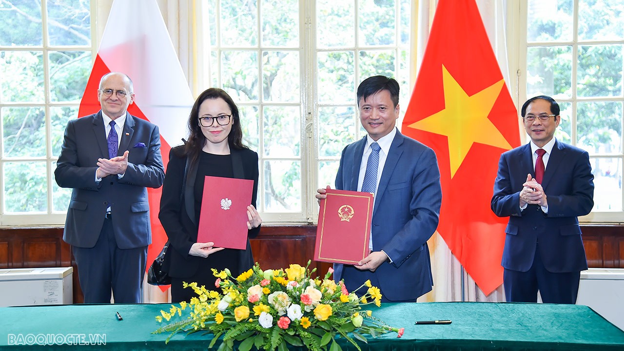 Nhân chuyến thăm, hai bên đã ký Thỏa thuận hợp tác giữa Học viện Ngoại giao Việt Nam và Học viện Ngoại giao Ba Lan.