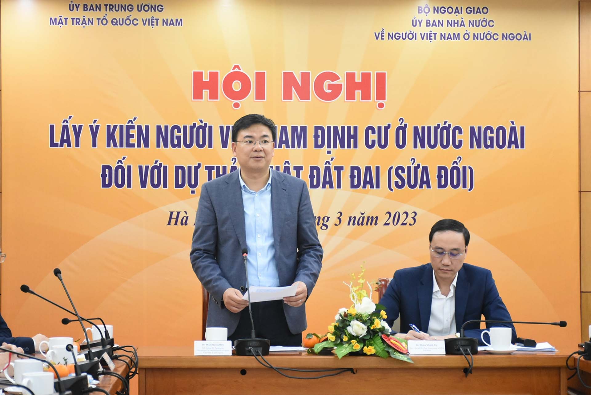 Thứ trưởng Phạm Quang Hiệu chủ trì Hội nghị lấy ý kiến NVNĐCONN về dự thảo Luật Đất đai (sửa đổi). (Ảnh: Dương Tiêu)