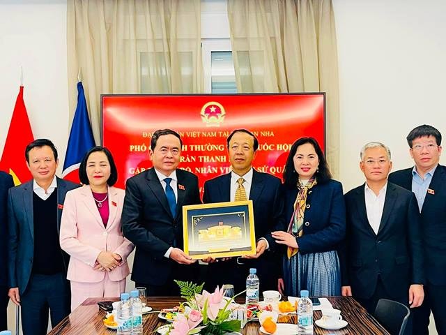 NA Standing Vice Chairman Tran Thanh Man has working visit to Spain