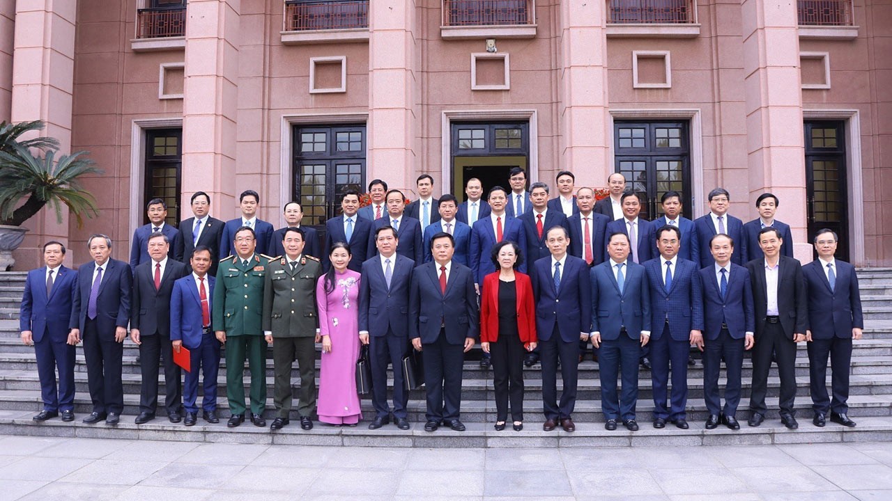 Các lãnh đạo Đảng, Nhà nước chụp ảnh chung với các Ủy viên Dự khuyết Ban Chấp hành Trung ương Đảng khóa XIII. (Nguồn: TTXVN)