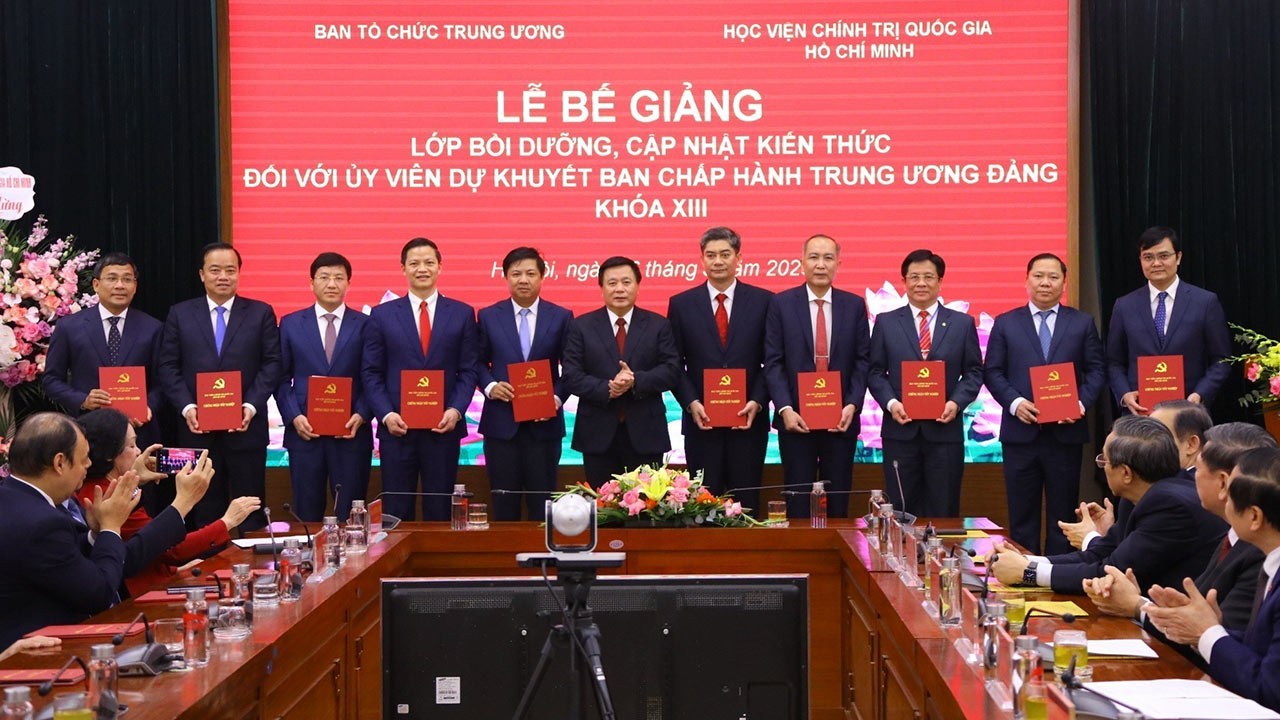 GS.TS Nguyễn Xuân Thắng, Giám đốc Học viện Chính trị quốc gia Hồ Chí Minh trao Giấy chứng nhận tốt nghiệp cho các Ủy viên Dự khuyết Ban Chấp hành Trung ương Đảng khóa XIII. (Nguồn: TTXVN)