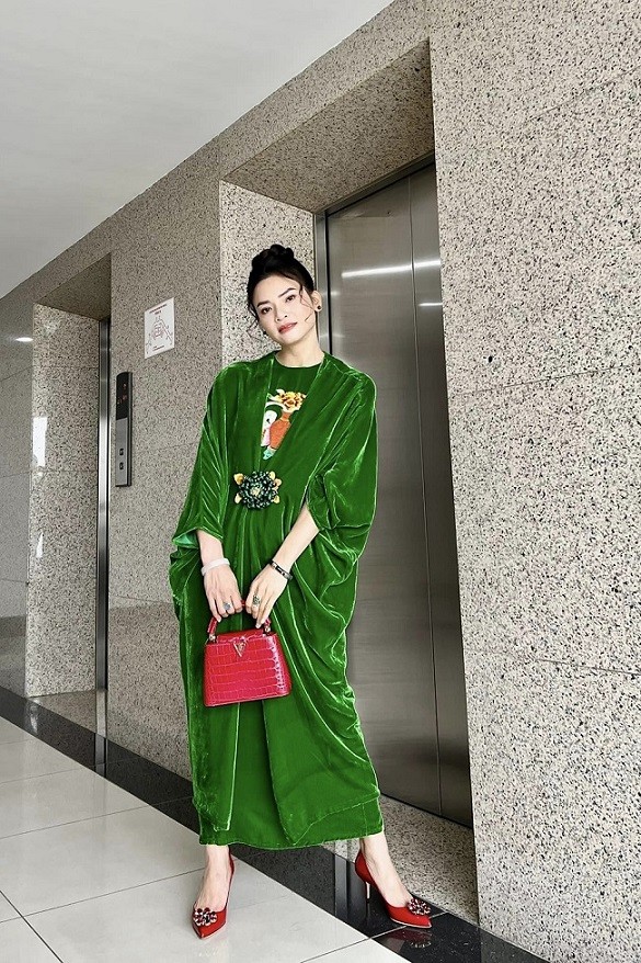 Ca sĩ Phạm Phương Thảo kết hợp hiệu quả trang phục truyền thống và túi hàng hiệu cao cấp