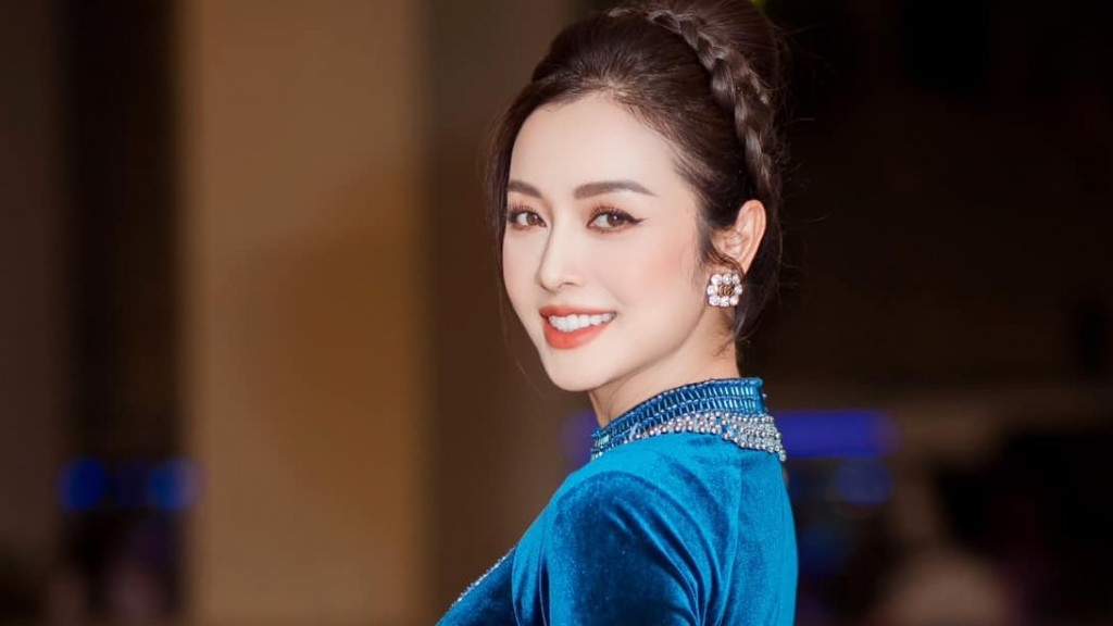 Hoa hậu Jennifer Phạm duyên dáng trong tà áo dài