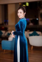 Hoa hậu Jennifer Phạm duyên dáng trong tà áo dài
