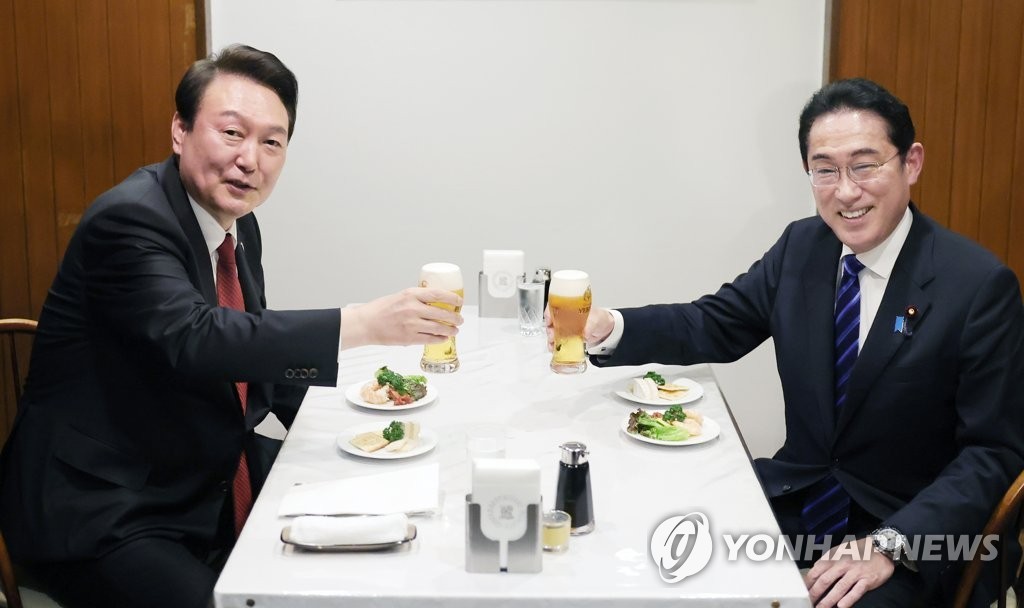 Tổng thống Yoon Suk Yeol (trái) và Thủ tướng Nhật Bản Fumio Kishida nâng cốc chúc mừng khi các nhà lãnh đạo và phu nhân ăn tối cùng nhau tại một nhà hàng ở Tokyo vào ngày 16 tháng 3 năm 2023. (Yonhap)