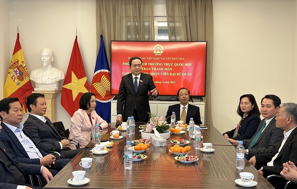 Phó Chủ tịch thường trực Quốc hội Trần Thanh Mẫn thăm và nói chuyện thân mật với cán bộ, nhân viên Đại sứ quán Việt Nam tại Tây Ban Nha. (Nguồn: TTXVN)