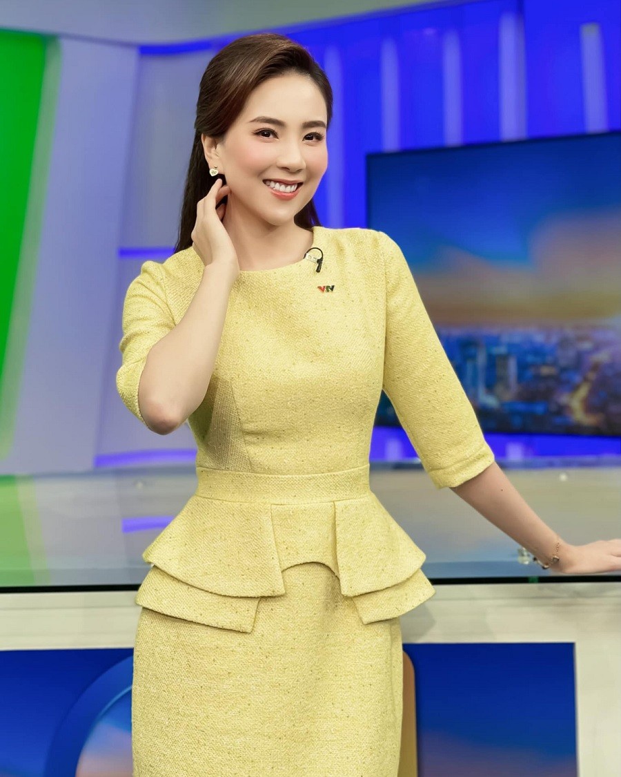 Trong 10 năm làm MC ở đài truyền hình, Mai Ngọc cho biết cô đều đặn lên sóng 20 ngày mỗi tháng với những bộ trang phục không trùng lặp. 'Váy, áo không cần quá đắt tiền, nhưng nhất định phải phẳng phiu, gọn gàng', Mai Ngọc nói.