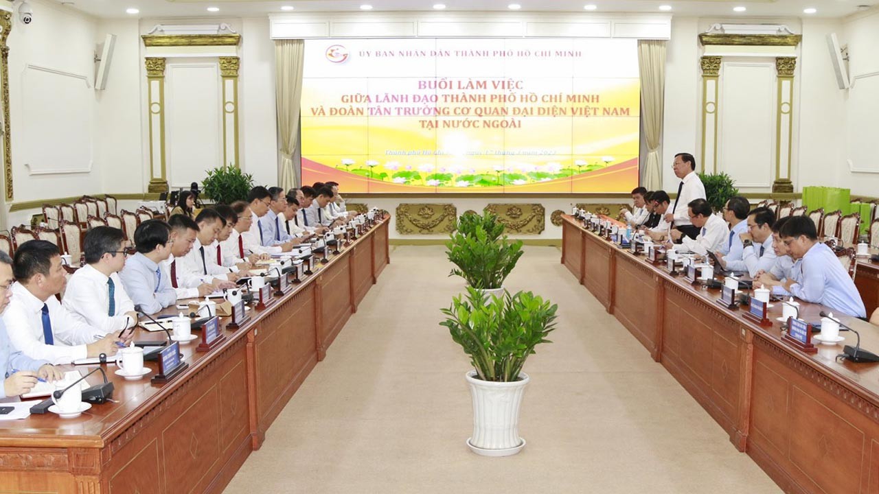 Đoàn Trưởng cơ quan đại diện Việt Nam tại nước ngoài nhiệm kỳ 2023-2026 thăm làm việc tại các địa phương phía Nam