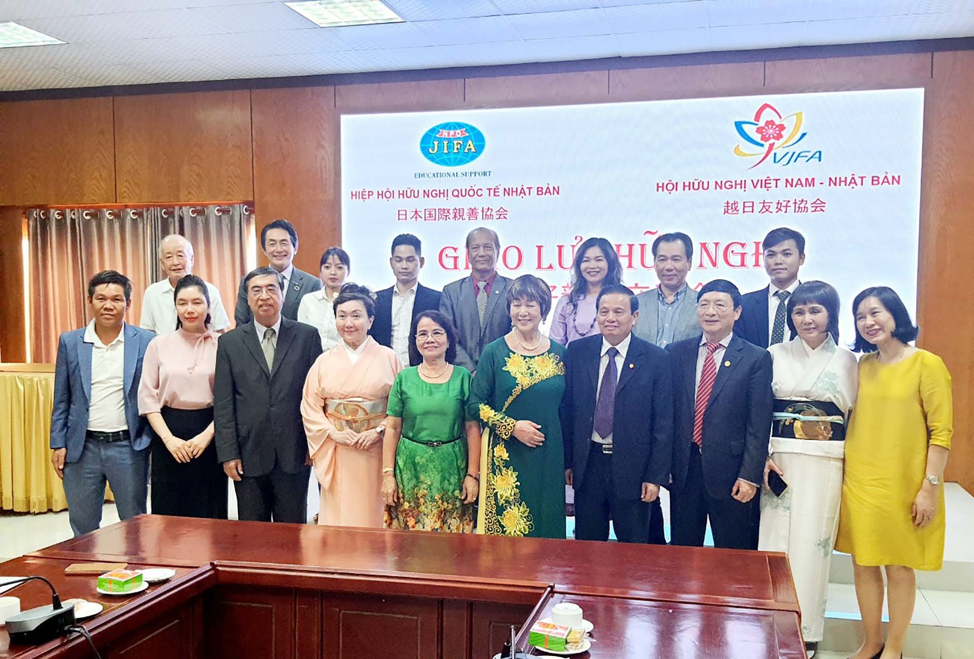 Bà Ikeda Setsuko (thứ năm, từ phải) cùng các đại biểu trong buổi giao lưu giữa Hội hữu nghị Việt Nam - Nhật Bản (VJFA) và Hội hữu nghị quốc tế Nhật Bản (JIFA), tại Hà Nội. (Ảnh: Minh Hòa)