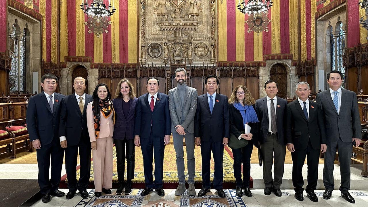 Phó Chủ tịch thường trực Quốc hội Trần Thanh Mẫn và đoàn chụp ảnh lưu niệm cùng lãnh đạo thành phố Barcelona.