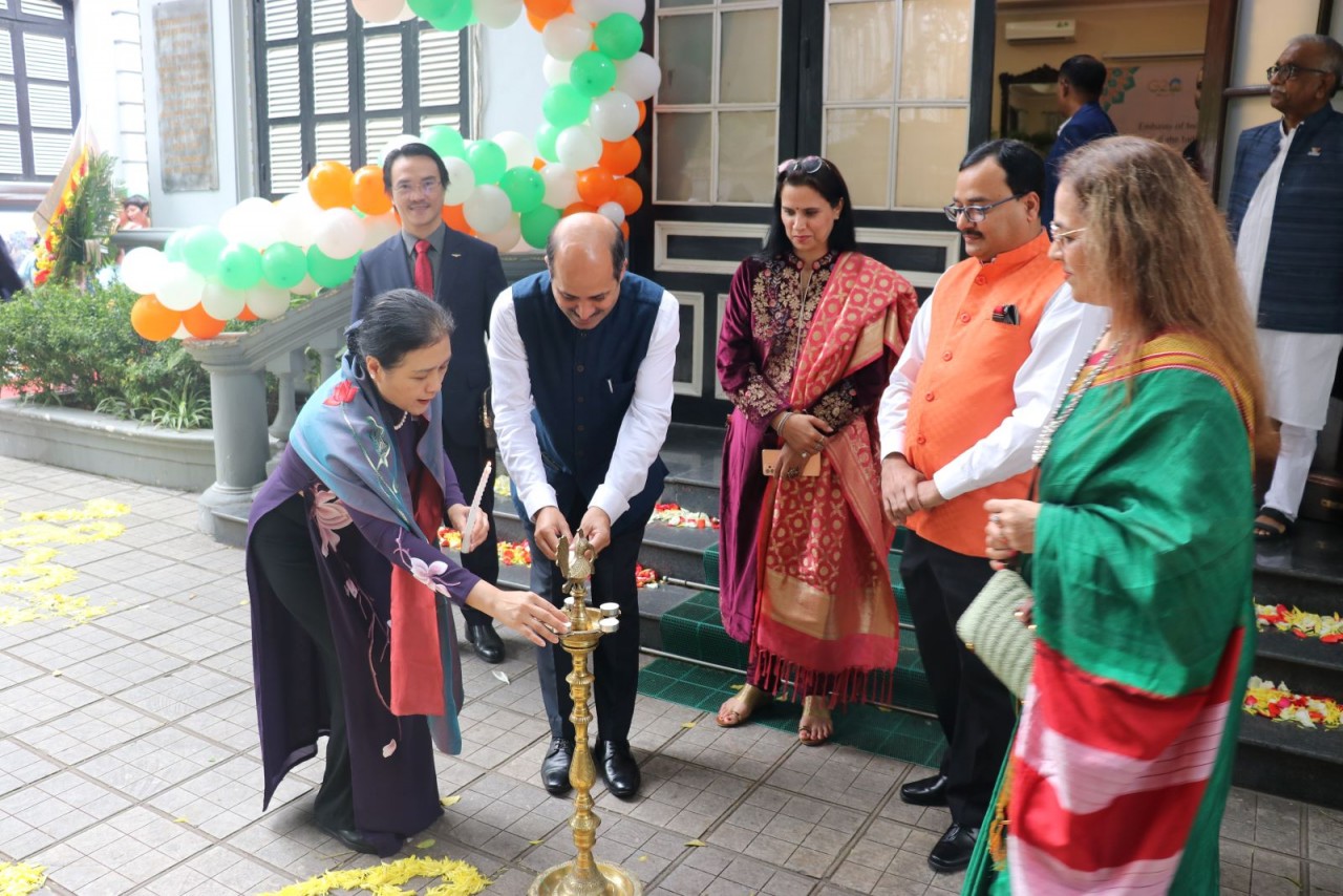 Đại sứ Ấn Độ tại Việt Nam Sandeep Arya và bà Nguyễn Phương Nga, Chủ tịch Liên hiệp các tổ chức hữu nghị Việt Nam cùng thực hiện lễ thắp đèn cầu may trước sự kiện. (Nguồn: Đại sứ quán Ấn Độ tại Việt Nam)