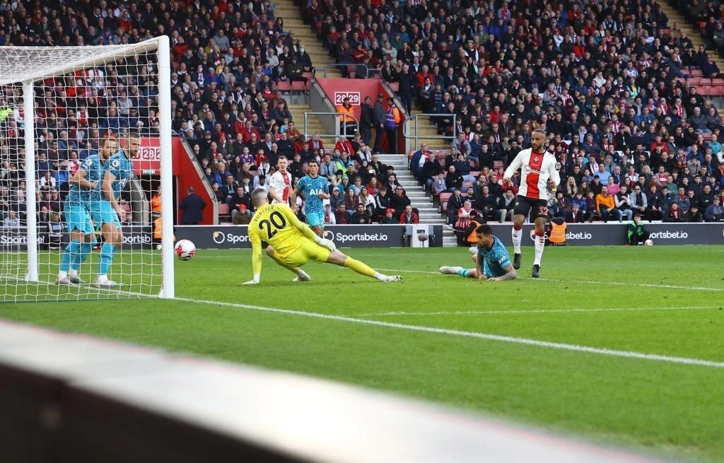 Vòng 28 Premier League: Tottenham giậm chân ở vị trí thứ 4. Trong ảnh: Walcott ghi bàn cho Southampton. (Nguồn: GI)