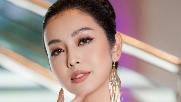 Hoa hậu Jennifer Phạm diện đầm đính kết cầu kỳ làm MC đêm nhạc