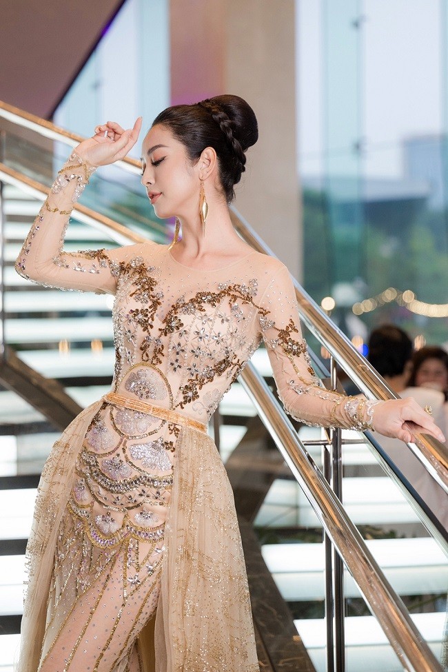 Hoa hậu Jennifer Phạm cho biết cô được stylist Gia Long chọn cho chiếc váy của nhà thiết kế Audrey Hiếu Nguyễn lấy cảm hứng từ ánh sao đêm để tỏa sáng trong sự kiện. Thiết kế này nặng khoảng 10 kg, được 5 thợ thủ công đính kết công phu, tỉ mỉ trong vòng một tháng.