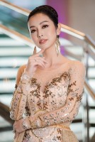 Hoa hậu Jennifer Phạm diện đầm đính kết cầu kỳ làm MC đêm nhạc