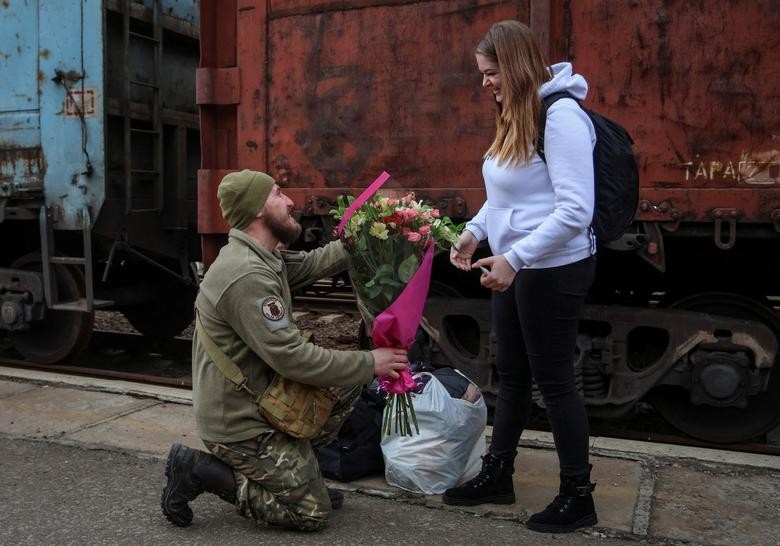 Ảnh ấn tượng tuần (13-19/3): Lính Ukraine bắn lựu pháo huyền thoại D-30, Tổng thống Nga Putin bất ngờ thị sát Mariupol, lời cầu hôn ở Donetsk