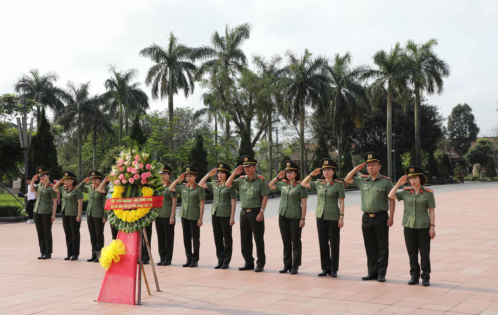 Thiếu tướng Nguyễn Văn Kỷ, Phó Cục trưởng Cục Đối ngoại - Bộ Công an cùng cán bộ, chiến sĩ dâng hương tại Thành cô Quảng Trị.