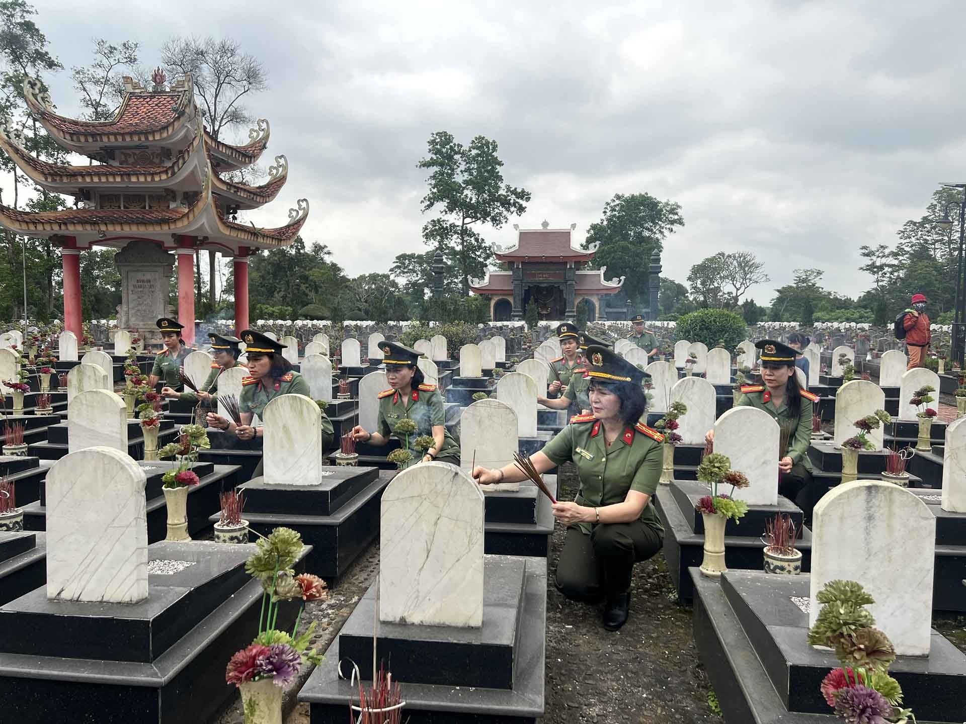 Cán bộ, chiến sĩ Cục Đối ngoại thắp hương phần mộ các anh hùng, liệt sĩ tại Nghĩa trang liệt sĩ Trường Sơn.