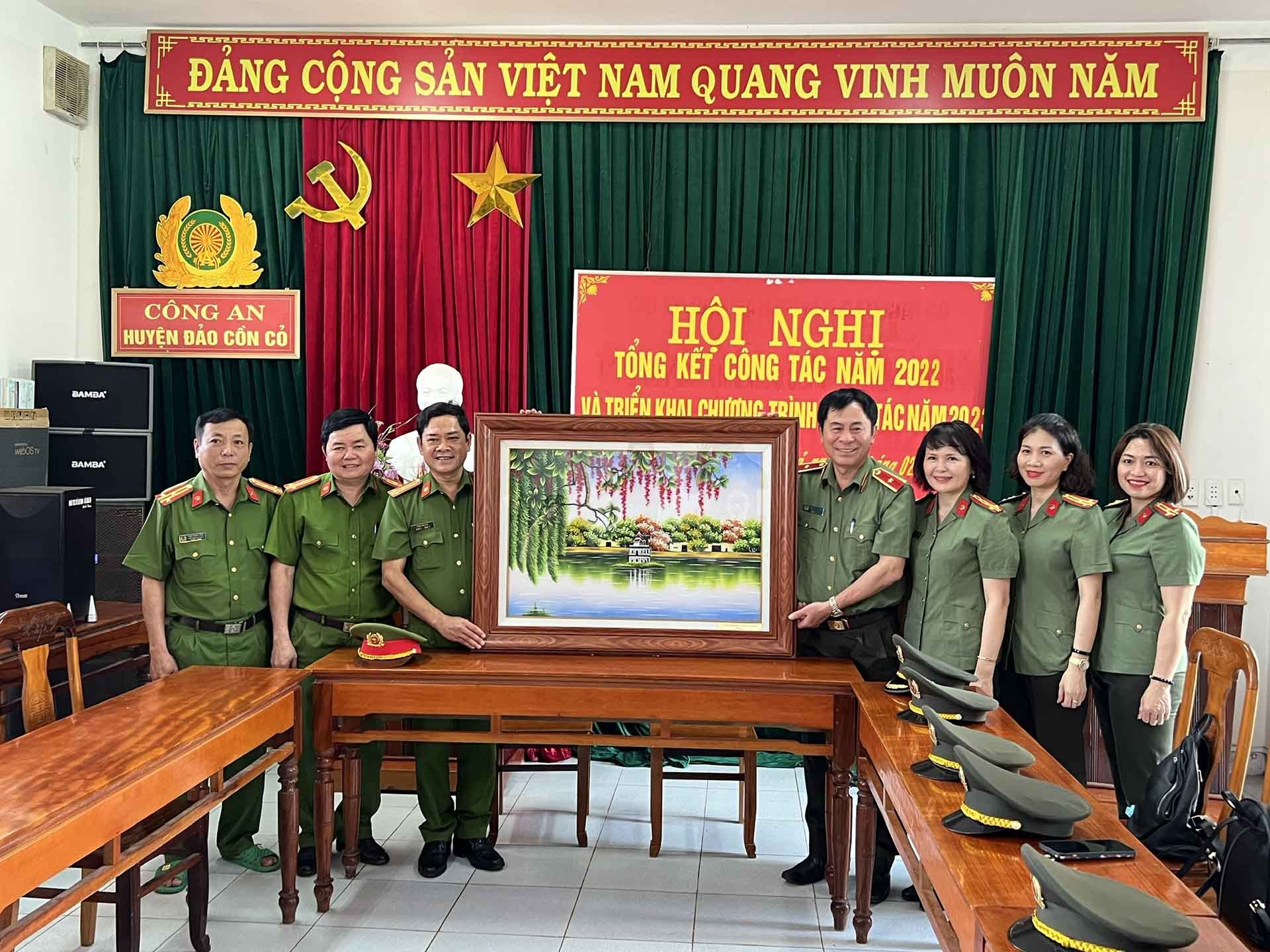 Thiếu tướng Nguyễn Văn Kỷ và cán bộ chiến sĩ Cục Đối ngoại thăm cán bộ, chiến sĩ Công an huyện Cồn Cỏ.