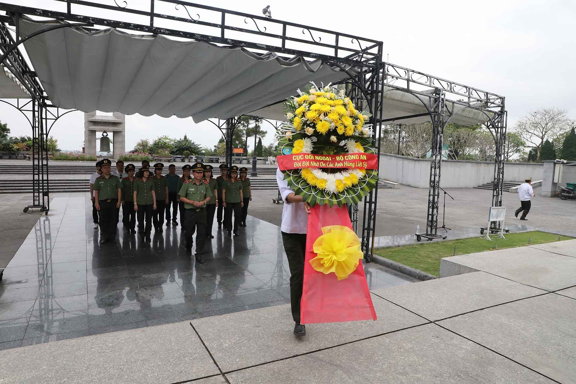 Cán bộ, chiến sĩ Cục Đối ngoại dâng hương tại Nghĩa trang liệt sĩ Trường Sơn.