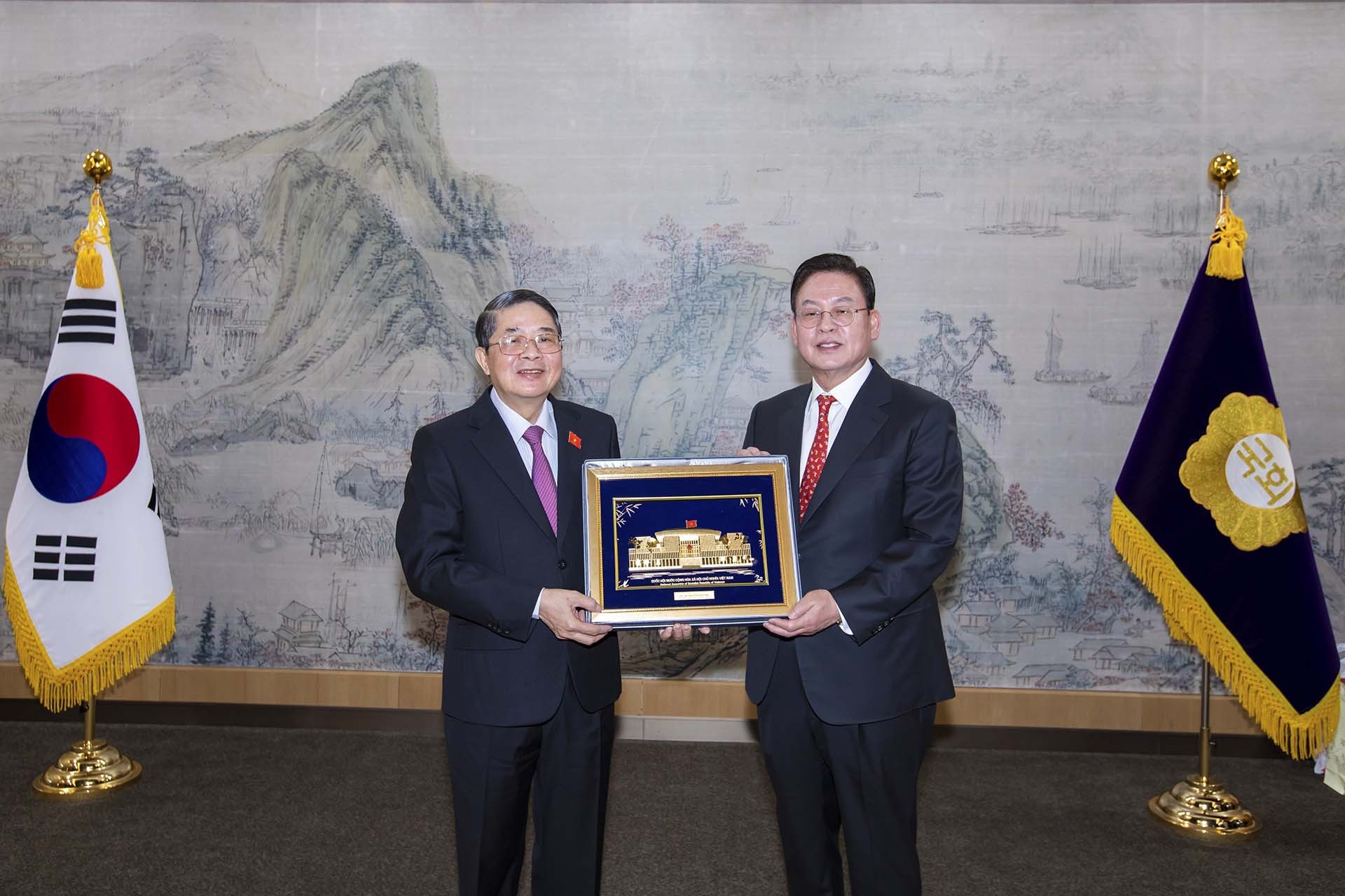 Phó Chủ tịch Quốc hội Nguyễn Đức Hải tặng quà lưu niệm cho Phó Chủ tịch Quốc hội Hàn Quốc Chung Woo Taik. (Nguồn: TTXVN)