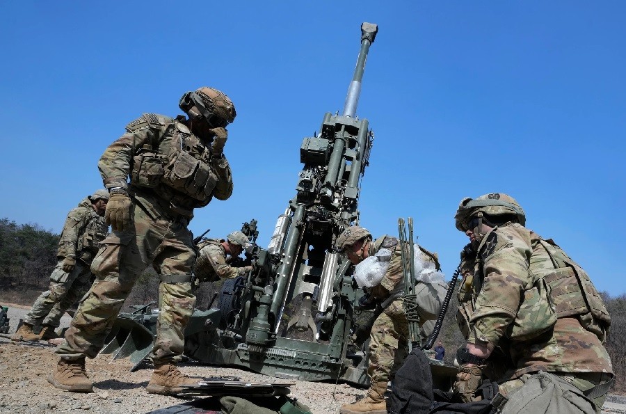 Các binh sĩ Quân đội Hoa Kỳ làm việc với một khẩu lựu pháo M777 trong cuộc tập trận quân sự chung giữa Hàn Quốc và Hoa Kỳ tại Khu liên hợp Bắn súng Trực tiếp Rodriguez ở Pocheon, Hàn Quốc, ngày 19 tháng 3. (Ảnh AP)