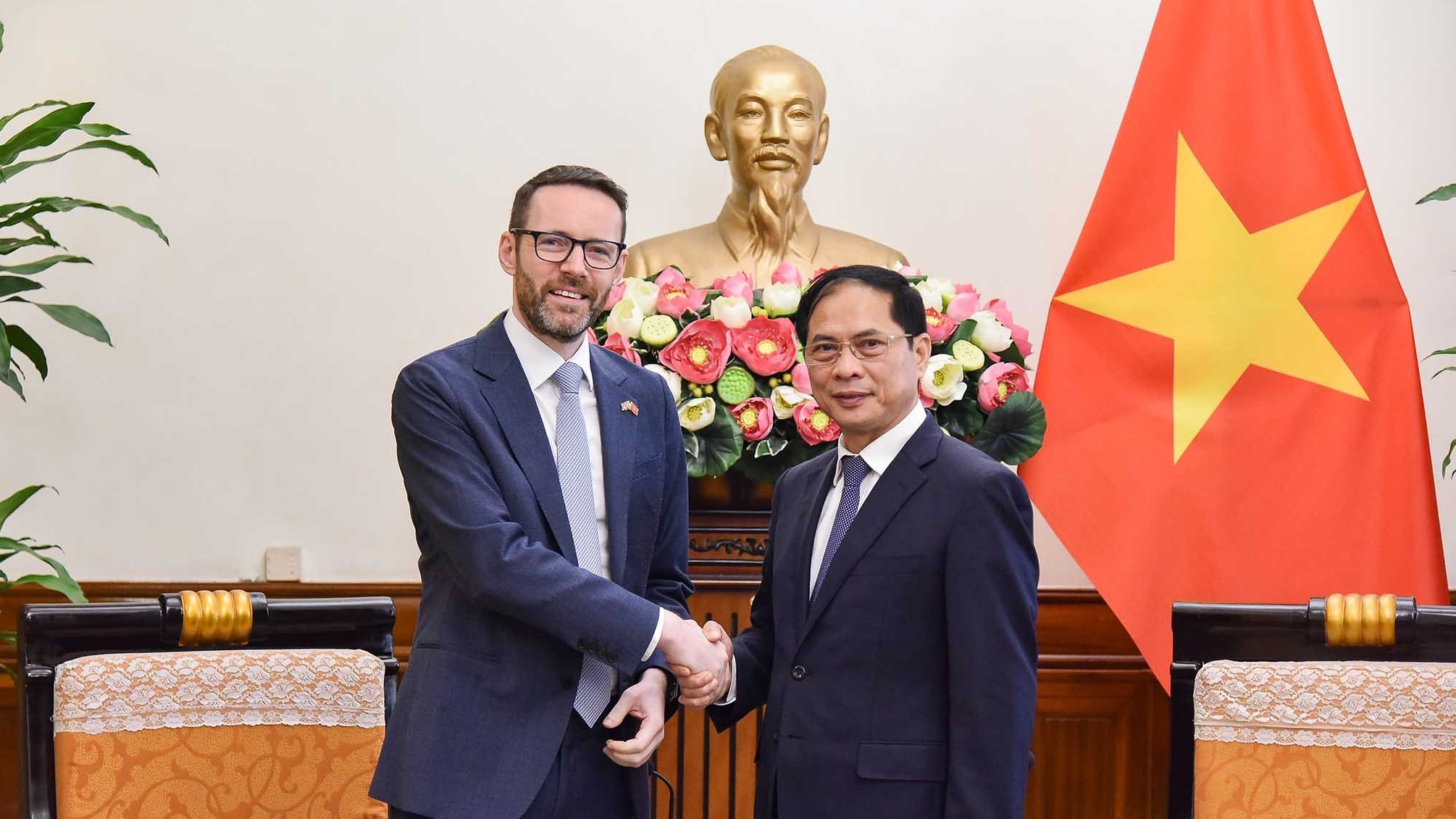 Foreign Minister receives British Ambassador to Vietnam Iain Frew