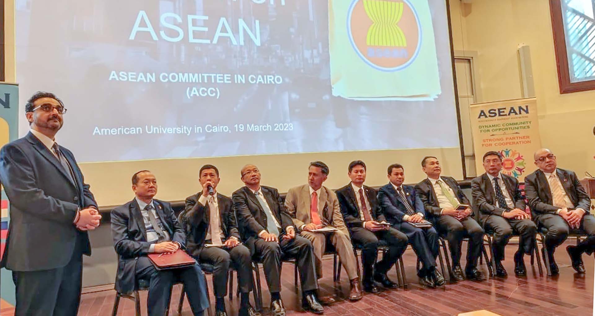 Đại sứ các nước ASEAN tại Ai Cập phối hợp với lãnh đạo Đại học Mỹ ở Cairo tổ chức tọa đàm dành cho sinh viên của trường.