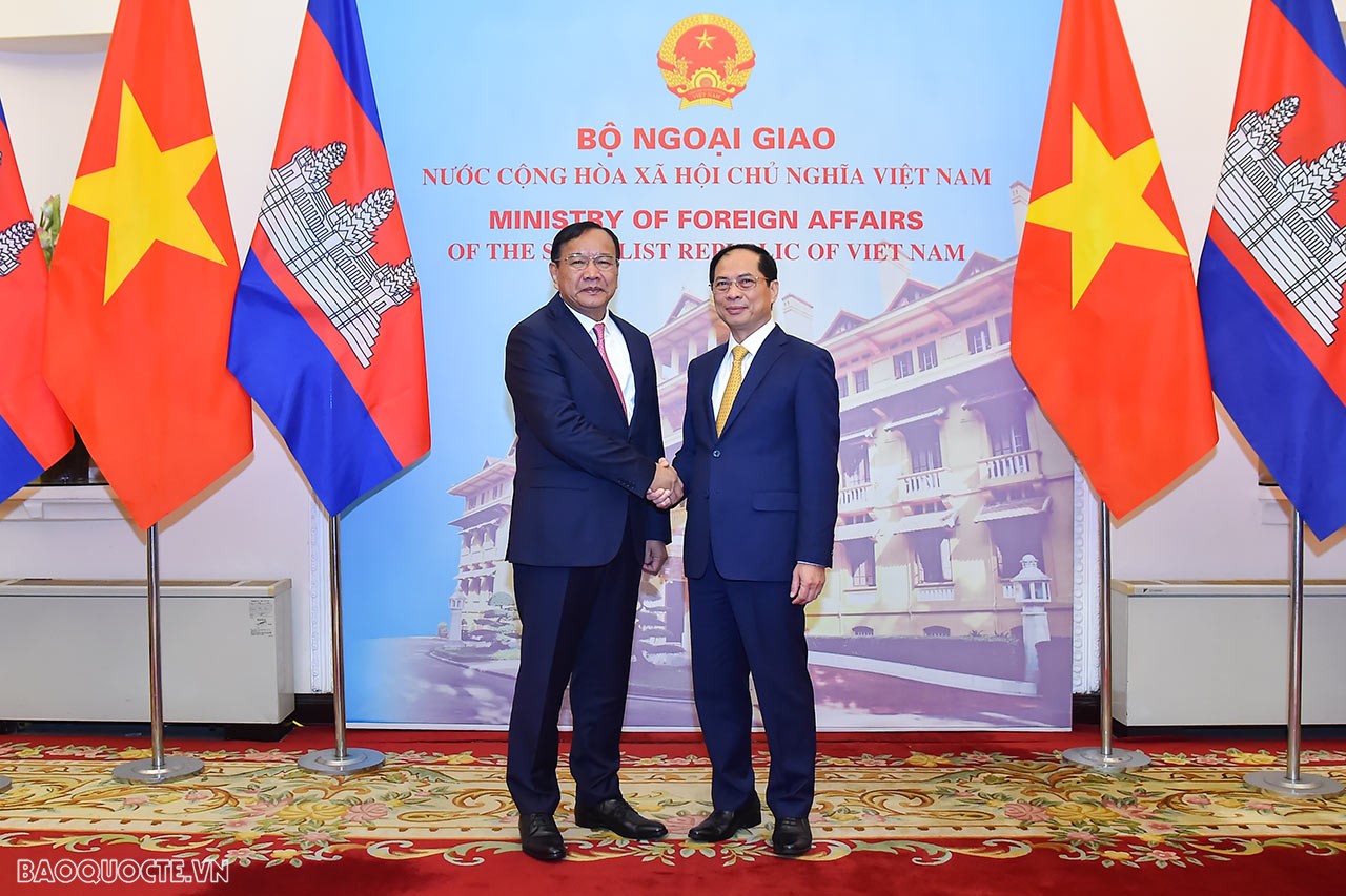 Bộ trưởng Bộ Ngoại giao Bùi Thanh Sơn đón Phó Thủ tướng, Bộ trưởng Bộ Ngoại giao và Hợp tác quốc tế Campuchia Prak Sokhonn thăm chính thức Việt Nam. (Ảnh: Tuấn Anh)
