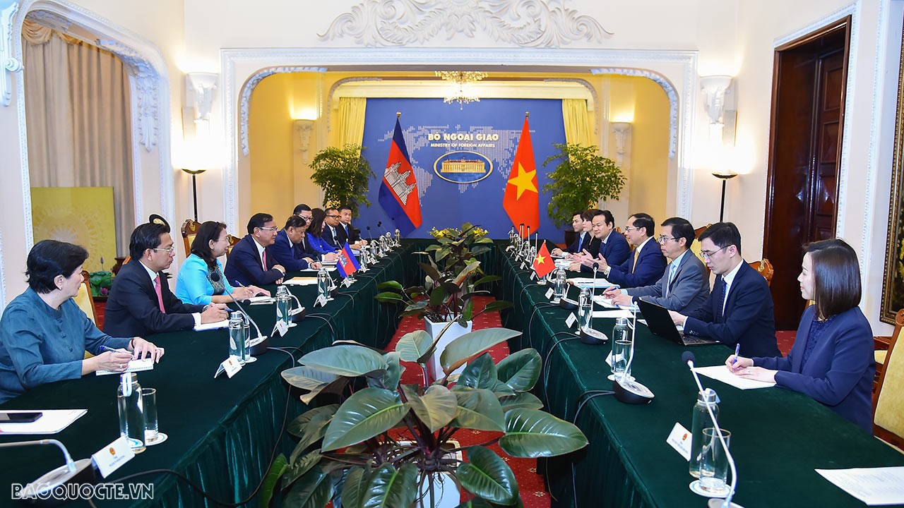 Cùng với đó, Việt Nam - Campuchia sẽ trao đổi các biện pháp tăng cường kết nối hai nền kinh tế, tiếp tục thúc đẩy đầu tư và thương mại song phương, trong đó có thương mại biên giới, hợp tác phát triển kinh tế khu vực giáp biên, tạo điều kiện hơn nữa cho c