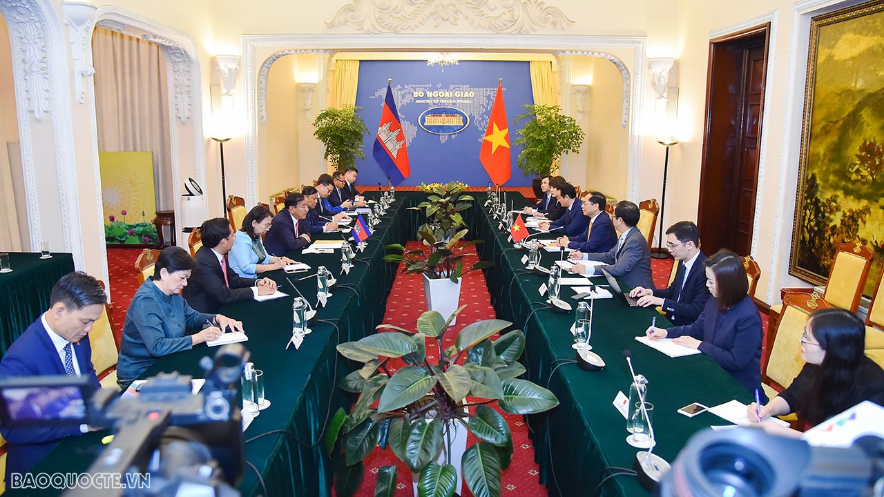 Vietnam, Cambodia Foreign Ministers hold talks to strengthen good neighbourly friendship