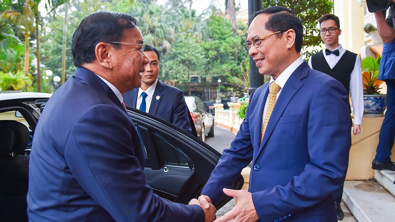 Bộ trưởng Ngoại giao Bùi Thanh Sơn đón, hội đàm với Phó Thủ tướng, Bộ trưởng Ngoại giao và Hợp tác quốc tế Campuchia Prak Sokhonn