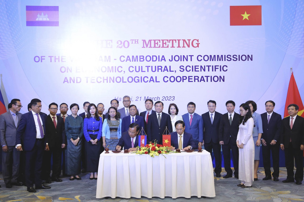 Vietnam, Cambodia Foreign Ministers co-chair 20th meeting of Joint Commission